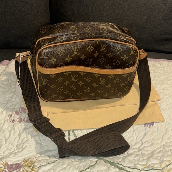 Louis Vuitton Brown Monogram Messenger Bag
Reporter. - Picture 5 of 14